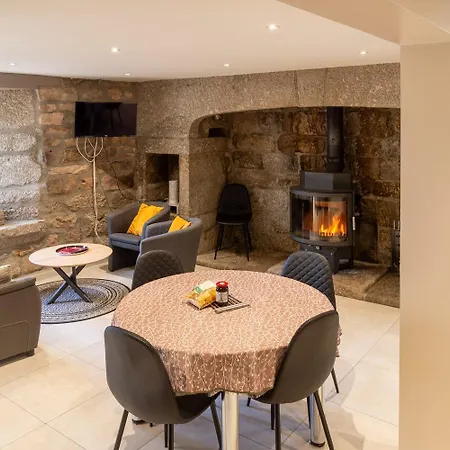 펜션 La Maison De Castanet Entre Aubrac Et Margeride Le Buisson (Lozere)